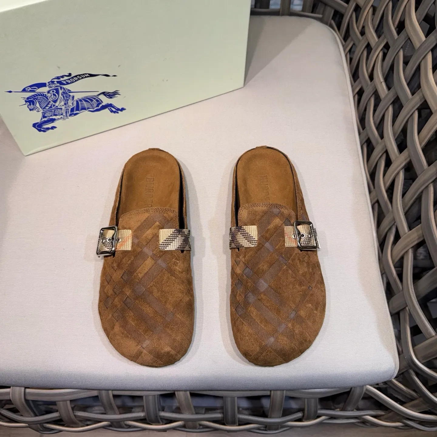 Men's Men's Shoes 💰360 [New Style] 🐝🐝Burberry New Burberry - Men's Checked Leather Urchin Half-Flop Sandal Made of soft suede cowhide and calfskin, these half-flop sandals feature an adjustable B-shaped buckle strap and are decorated with the signature sand-colored Burberry check in jacquard worsted. The upper wraps around the midsole and is paired with a sole made of the same upper material with an embossed logo on the heel and a wavy rubber outsole embellished with the Burberry lettering. Fashionable and casual! Comes with full set of original packaging dust bag! Code number: 39-40-41-42-43-44 standard code (38/45 can be customized and returns and exchanges are not supported)